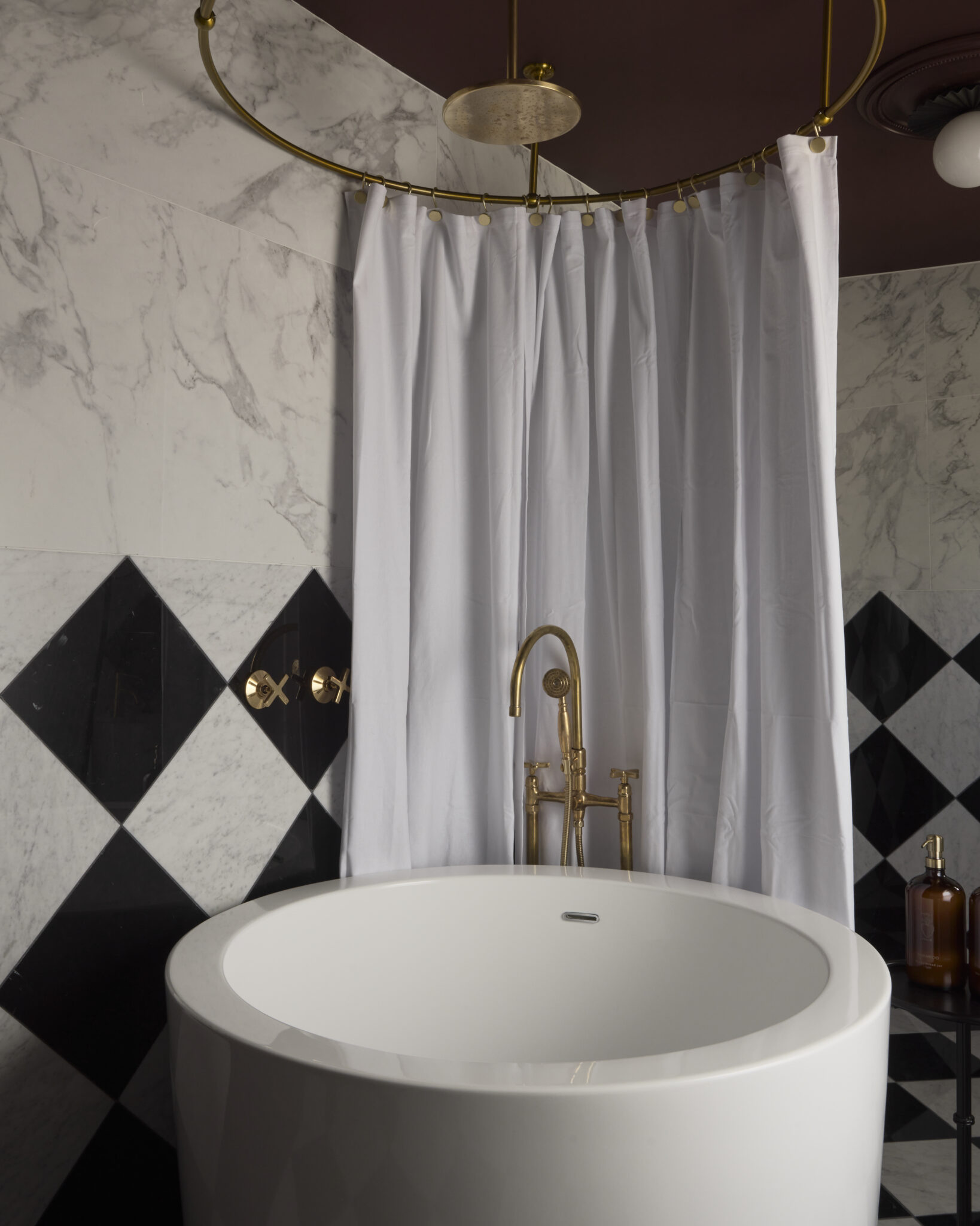 Flat 10 bathtub